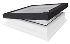 Otwierane  elektrycznie okno do dachu płaskiego Fakro DEG P2