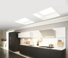 Otwierane  elektrycznie okno do dachu płaskiego Fakro DEG P2