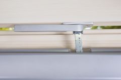 Elektrycznie otwierane, sterowane smartfonem okno dachowe Fakro FTP-V U4 WiFi - siłownik