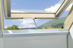 Elektrycznie otwierane, sterowane smartfonem, białe okno dachowe Fakro FTU-V U5 WiFi