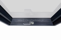 Okno dachowe z PVC - FAKRO PTP-V/AC U4 w okleinie antracyt