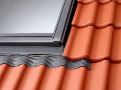 Kołnierz uszczelniający VELUX EDW 1000 z BFX i rynną odwadniającą.