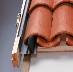Kołnierz uszczelniający VELUX EDW 1000 z BFX i rynną odwadniającą.