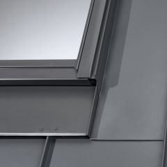 VELUX EDQ 1000 - kołnierz uszczelniający do blachy na rąbek systemowy z izolacją przeciwwilgociową BFX i rynną odwadniającą.