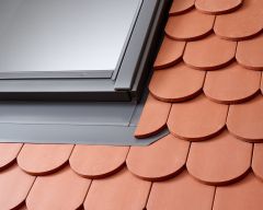 VELUX EDB 1000 - kołnierz uszczelniający do karpiówki, z izolacją przeciwwilgociową BFX i rynną odwadniającą.