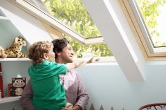 Okno dachowe VELUX GLL 1061B z dolnym otwieraniem.