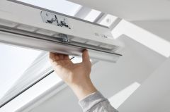 Okno dachowe VELUX GLU 0061 górne otwieranie, poliuretanowe, białe - klamka.