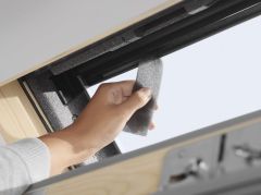 Klapowo-obrotowe okno dachowe VELUX GPL 3068 - czyszczenie filtra
