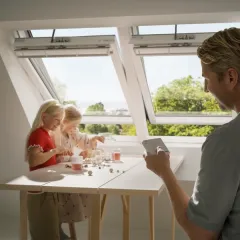 Drewniano-poliuretanowe, elektrycznie otwierane okno dachowe VELUX GLU 006421.