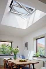 Drewniano-poliuretanowe, elektrycznie otwierane okno dachowe VELUX GLU 006421.