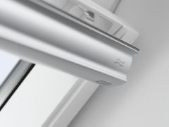 Drewniano-poliuretanowe, elektrycznie otwierane okno dachowe VELUX GLU 006421 - klamka.