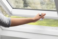 Klapowo-obrotowe okno dachowe VELUX GPU 0068 - klamka.