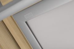 Solarna roleta zaciemniająca VELUX DSL - srebrne prowadnice