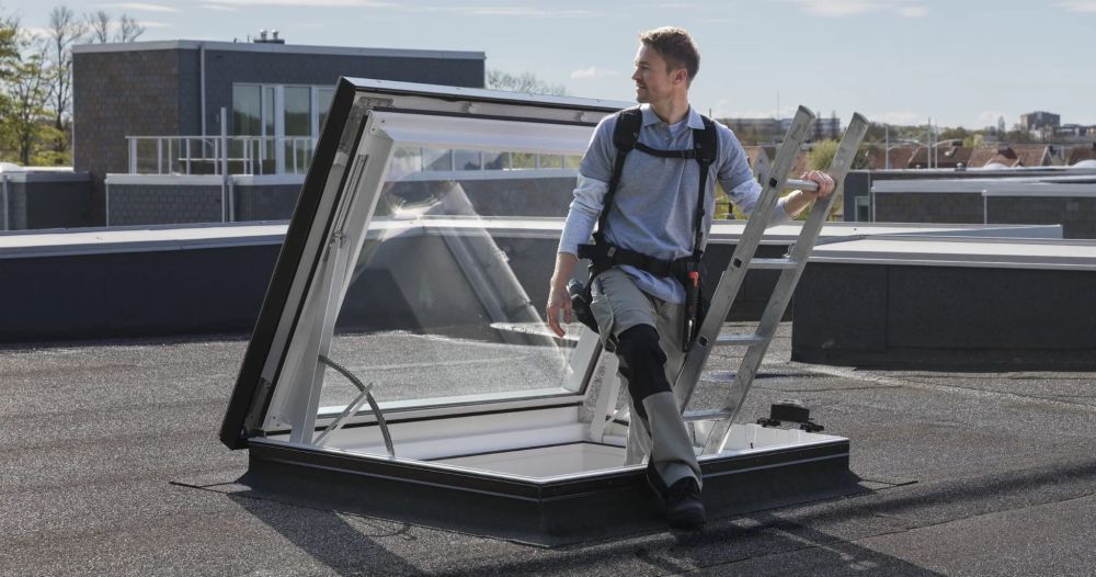 Sterowany elektrycznie wyłaz do dachu płaskiego VELUX CXU S20002.