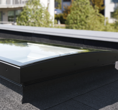 Wyłaz dachowy elektryczny VELUX CXU ze sferycznym modułem szklanym ISU 1093.