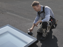 Wyłaz dachowy elektryczny VELUX CXU - zestaw bezpieczeństwa.