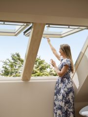 Klapowo-obrotowe okno dachowe VELUX GNL 1064