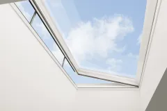 Otwierane elektrycznie okno do dachu płaskiego VELUX CVU 0020Q
