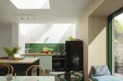 Otwierane elektrycznie okno do dachu płaskiego VELUX CVU 0225Q