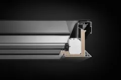 Przekrój poprzeczny - okno trzyszybowe nieotwierane VELUX CFU 0025Q z płaskim modułem szklanym.