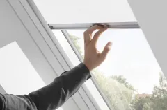 Przyciemniająca roleta wewnętrzna z prowadnicami VELUX RFL