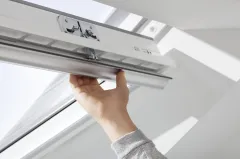 Okno dachowe VELUX GLU 0061 górne otwieranie, poliuretanowe, białe - klamka.