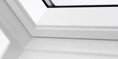 Okno dachowe VELUX GLU 0061B, białe - powłoka poliuretanowa.