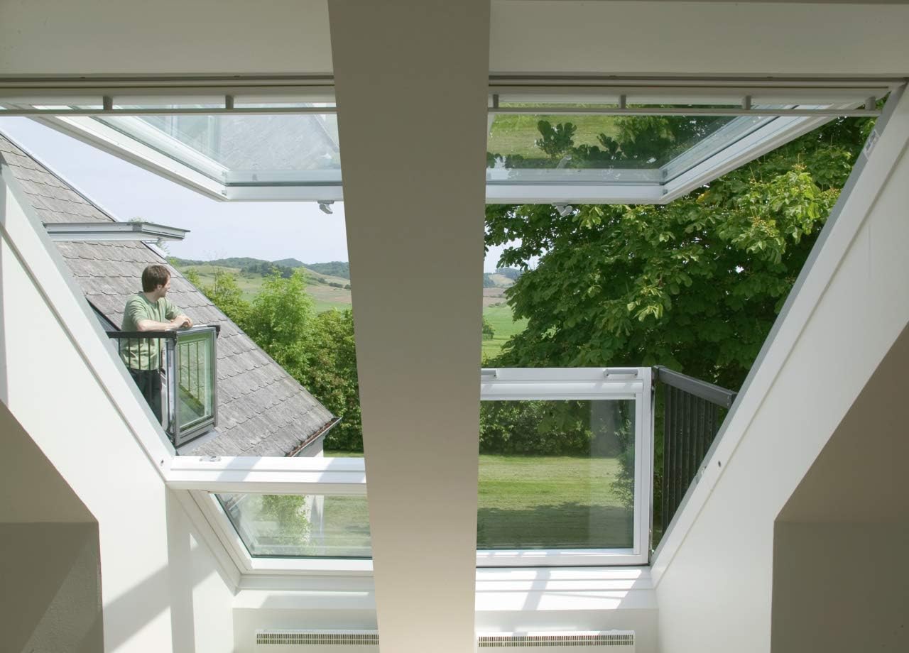Balkon dachowy, malowany na biało VELUX GDL 2066